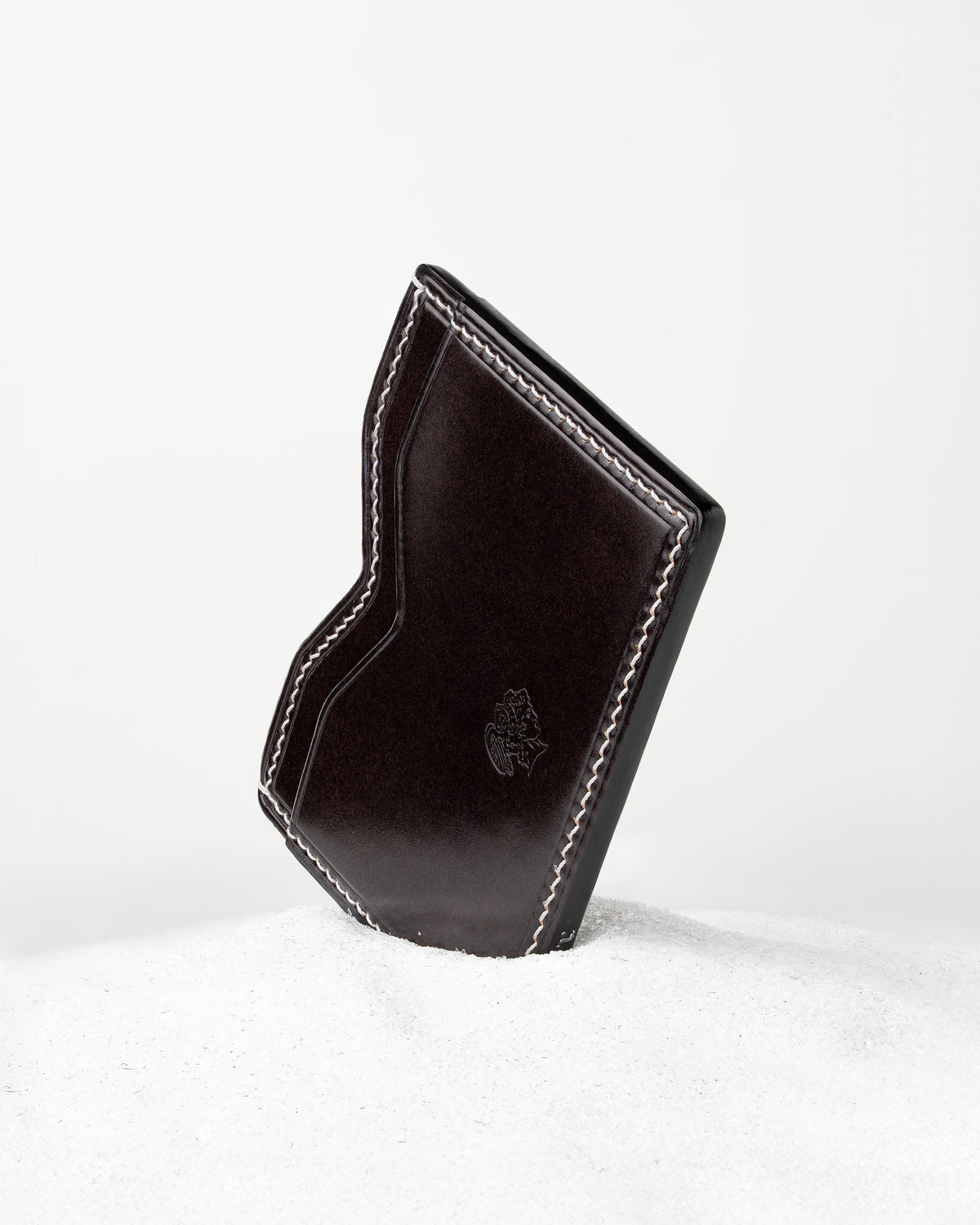 Berling Heirloom Anthracite card holder, Shell Cordovan, dark gray - front view, standing in snow