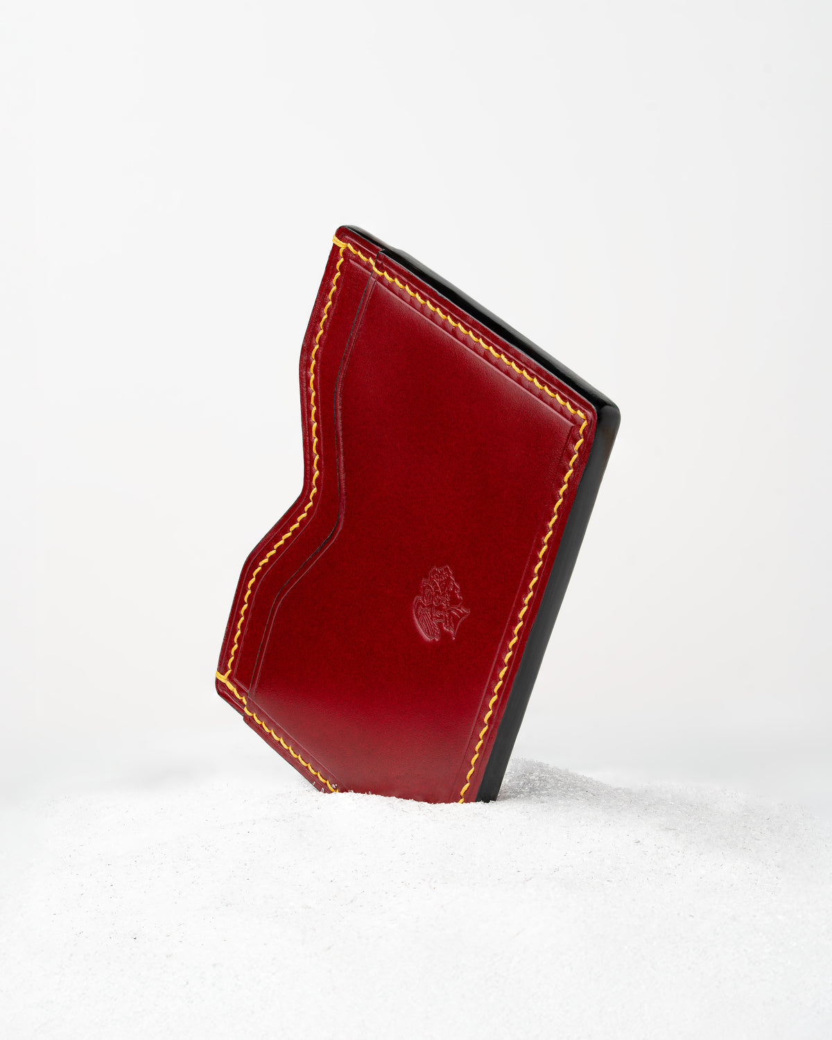 Berling Heirloom Crimson card holder, Shell Cordovan, red - front view, standing in snow