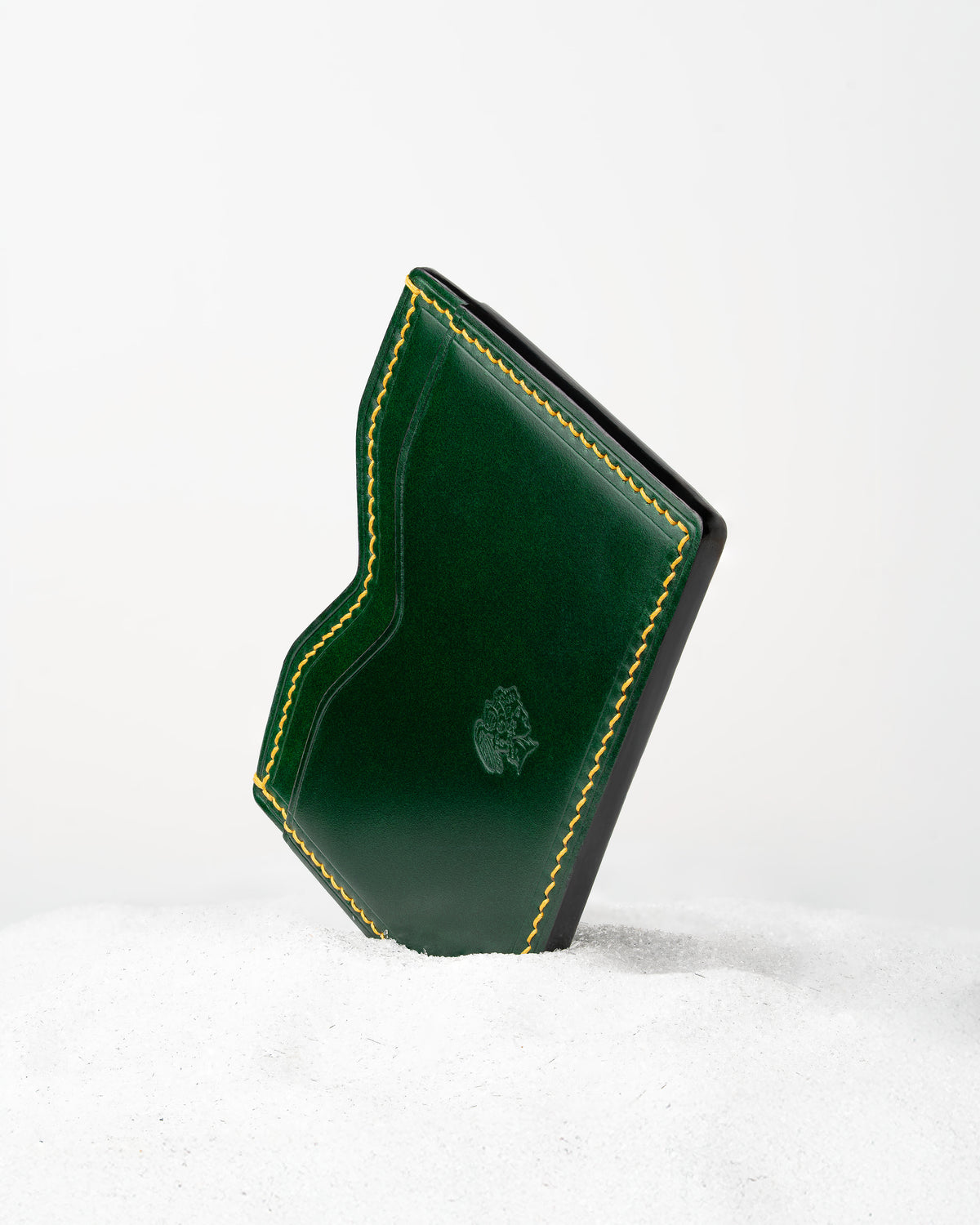 Berling Heirloom Emerald card holder, Shell Cordovan, green - front view, standing in snow